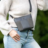 cerna-crossbody-kabelka-mala-08