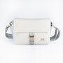 Crossbody-kabelka-ledvinka-bila-02.jpg