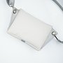 Crossbody-kabelka-ledvinka-bila-05.jpg