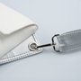 Crossbody-kabelka-ledvinka-bila-09.jpg