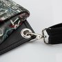 Crossbody-kabelka-ledvinka-cerna-grafiti-09.jpg