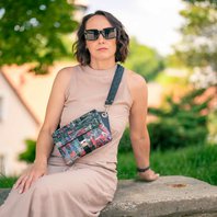 Crossbody kabelka/ledvinka ELVEE černá s motivem GRAFFITI