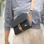 Crossbody-kabelka-ledvinka-cerna-hneda-metaliza-12.jpg
