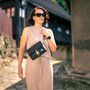 Crossbody-kabelka-ledvinka-cerna-hneda-metaliza-18.jpg