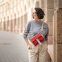 Crossbody-kabelka-ledvinka-cervena-seda-13.jpg