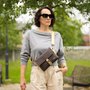 Crossbody-kabelka-ledvinka-cokoladova-zlata-metaliza-10.jpg