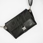 Crossbody-kabelka-ledvinka-temna-cerna-05.jpg