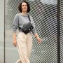 Crossbody-kabelka-ledvinka-temna-cerna-16.jpg