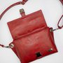 Crossbody-kabelka-ledvinka-temna-cervena-06.jpg