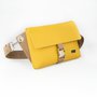 Crossbody-kabelka-ledvinka-zluta-taupe-02.jpg