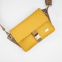 Crossbody-kabelka-ledvinka-zluta-taupe-03.jpg