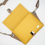 Crossbody-kabelka-ledvinka-zluta-taupe-06.jpg