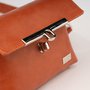 Crossbody-kabelka-ledvinka-koralova-05