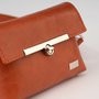 Crossbody-kabelka-ledvinka-koralova-06