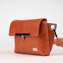 Crossbody-kabelka-ledvinka-koralova-07
