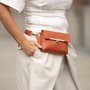 Crossbody-kabelka-ledvinka-koralova-12