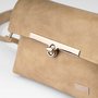 Crossbody-kabelka-ledvinka-kremova-patina-05