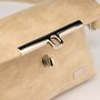 Crossbody-kabelka-ledvinka-kremova-patina-08