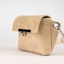Crossbody-kabelka-ledvinka-kremova-patina-10