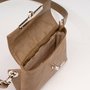 Crossbody-kabelka-ledvinka-mocca-04