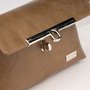 Crossbody-kabelka-ledvinka-mocca-05