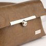 Crossbody-kabelka-ledvinka-mocca-06