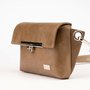Crossbody-kabelka-ledvinka-mocca-07