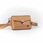 Crossbody-kabelka-ledvinka-stribrna-metalicka-02