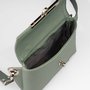 Crossbody-kabelka-ledvinka-stribrna-metalicka-04