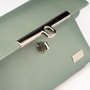 Crossbody-kabelka-ledvinka-stribrna-metalicka-05