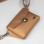 Crossbody-kabelka-ledvinka-stribrna-metalicka-05