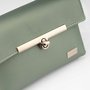 Crossbody-kabelka-ledvinka-stribrna-metalicka-06
