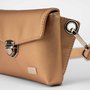 Crossbody-kabelka-ledvinka-stribrna-metalicka-06