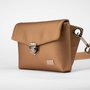 Crossbody-kabelka-ledvinka-stribrna-metalicka-07