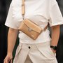 Crossbody-kabelka-ledvinka-stribrna-metalicka-10
