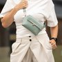 Crossbody-kabelka-ledvinka-stribrna-metalicka-11