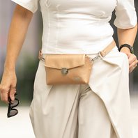Crossbody-kabelka-ledvinka-stribrna-metalicka-12