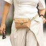 Crossbody-kabelka-ledvinka-stribrna-metalicka-12