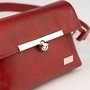 Crossbody-kabelka-ledvinka-temna-cervena-06