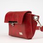 Crossbody-kabelka-ledvinka-temna-cervena-07