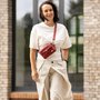 Crossbody-kabelka-ledvinka-temna-cervena-08