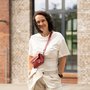 Crossbody-kabelka-ledvinka-temna-cervena-10