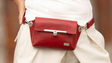 Crossbody-kabelka-ledvinka-temna-cervena-14_fast_7952ef.jpg