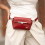 Crossbody-kabelka-ledvinka-temna-cervena-14