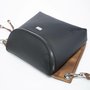 Crossbody-kabelka-ledvinka-cerna-hneda-metalicka-06_00428761.jpg