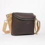 Crossbody-kabelka-ledvinka-hneda-cokoladova-zlata-metalicka-02_6d52fe23.jpg