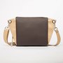 Crossbody-kabelka-ledvinka-hneda-cokoladova-zlata-metalicka-04_ad9451a0.jpg
