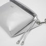 Crossbody-kabelka-ledvinka-stribrna-metalicka-05_925d3478.jpg
