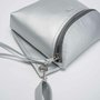 Crossbody-kabelka-ledvinka-stribrna-metalicka-06_c62da113.jpg
