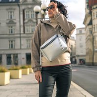Crossbody-kabelka-ledvinka-stribrna-metalicka-08_b15aae7c.jpg